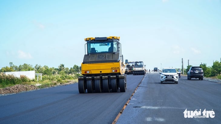 ឆ្លៀត​ពេល​អាកាស​ធាតុ​មាន​ពន្លឺ​ថ្ងៃ ​រថយន្ត​ក្រឡុក​ផ្លូវ​កំពុង​ធ្វើ​ការ​យ៉ាង​ពេញ​លេញ​ដើម្បី​ធានា​បាន​នូវ​ការ​រីក​ចម្រើន - រូបភាព៖ ថាញ់ ហួយិន   