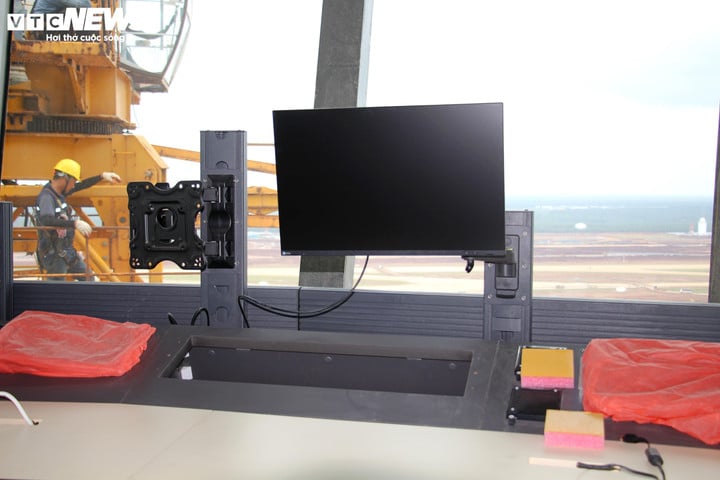 Övervaknings- och driftsutrustningssystemet installeras. (Foto: Luong Y)