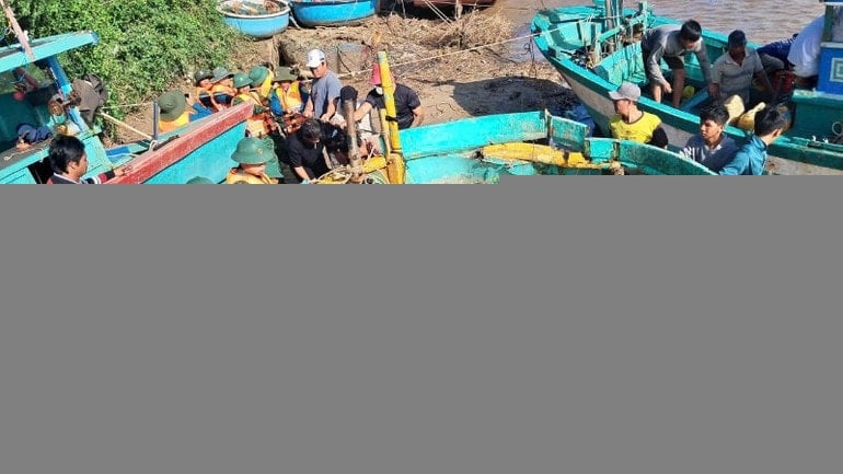 Bộ đội biên phòng hỗ trợ ngư dân kéo tàu lên.