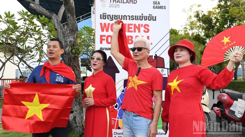 អ្នកគាំទ្រវៀតណាមនៅកីឡដ្ឋាន Chonburi Daikin ។ (រូបថត៖ XUAN SON)