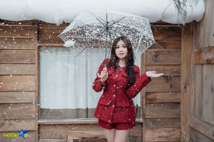 Ramai orang muda melabur dalam pakaian untuk mempunyai gambar yang sesuai untuk suasana Krismas dan salji putih.