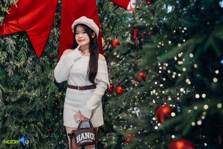 Sudut bertema Krismas dengan meja makan dan hiasan yang selesa.