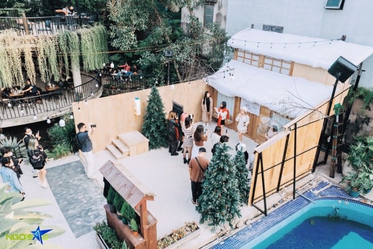 Fila para tirar 'fotos virtuais' em um café que simula uma vila japonesa coberta de neve - 1