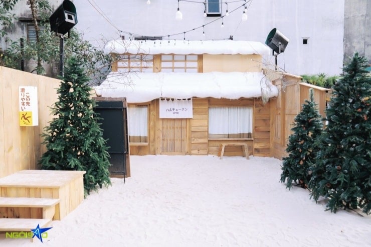 Fila para tirar 'fotos virtuais' em um café que simula uma vila japonesa de neve - 2