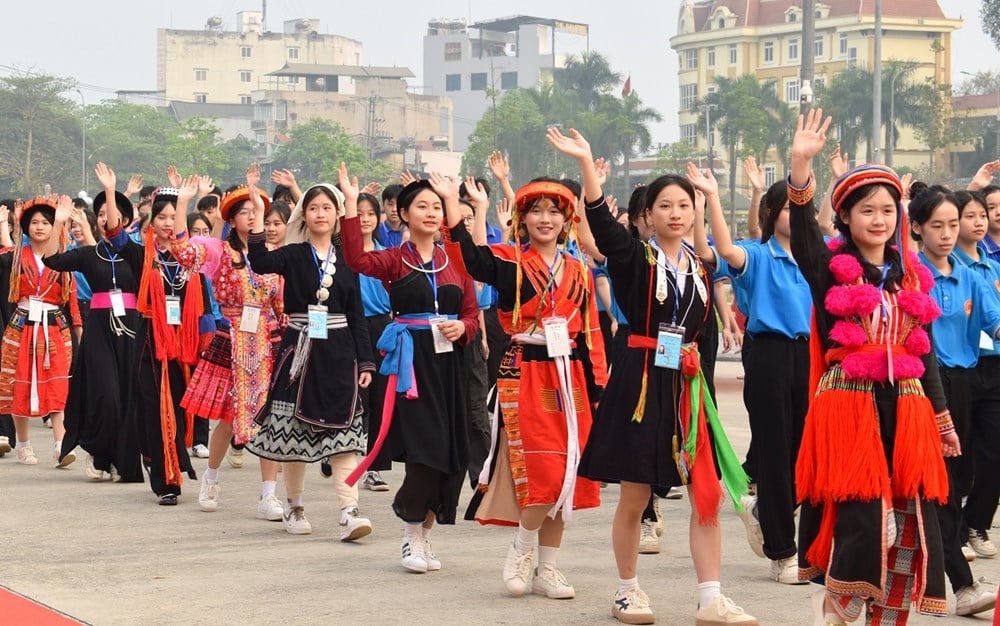 টুয়েন কোয়াং মানবতা এবং জাতীয় পরিচয় সমৃদ্ধ একটি শিক্ষামূলক পরিবেশ তৈরি করছেন - ছবি ১