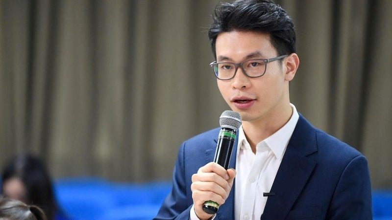 Dr. Nguyen Viet Hai talar vid konferensen för att samla in kommentarer om utkasten till dokument från den 14:e nationella partikongressen.