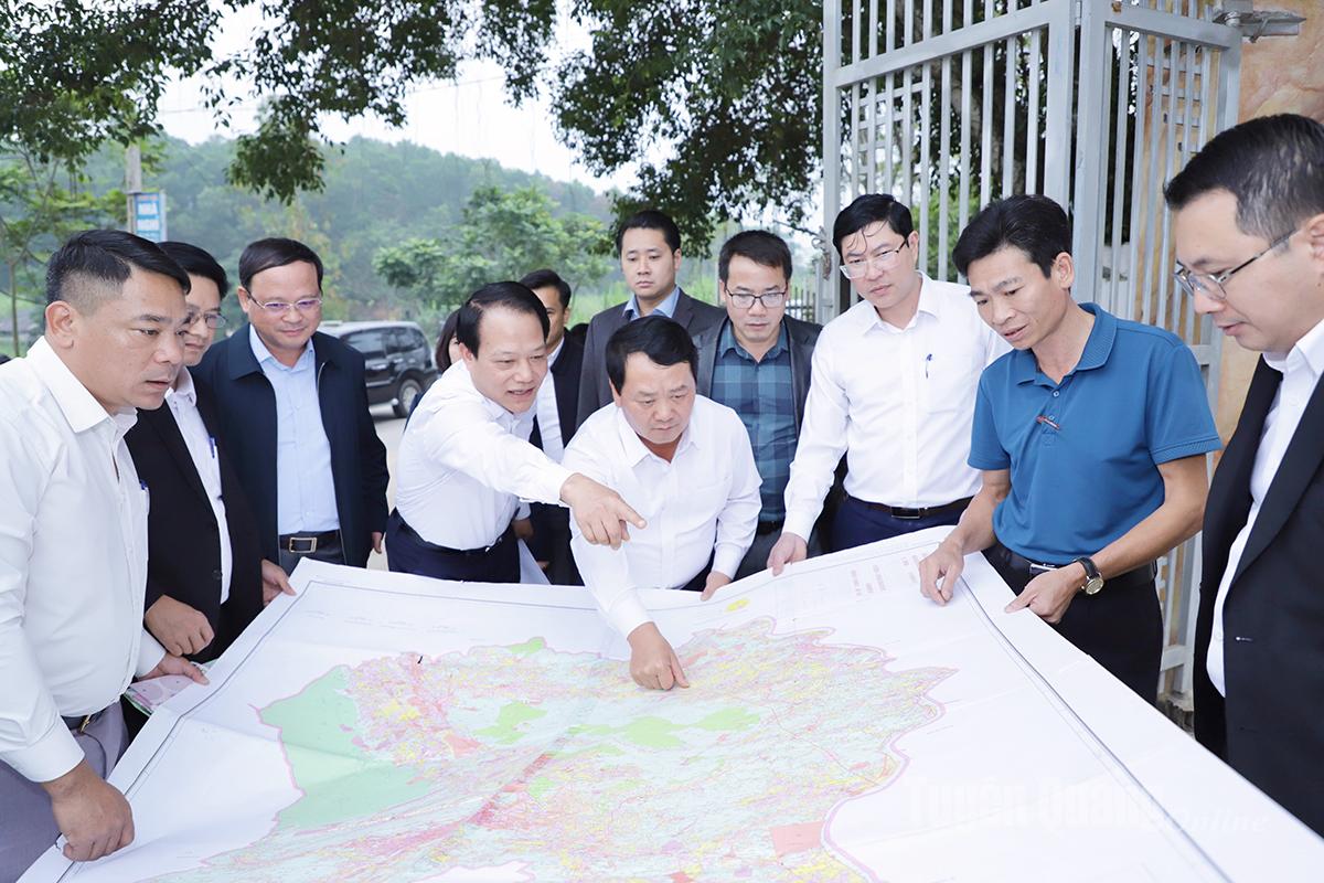 Secretarul provincial al partidului, Hau A Lenh, a analizat harta generală de planificare a regiunii sudice a provinciei, determinând spațiul de dezvoltare atunci când a implementat investițiile în drumuri.