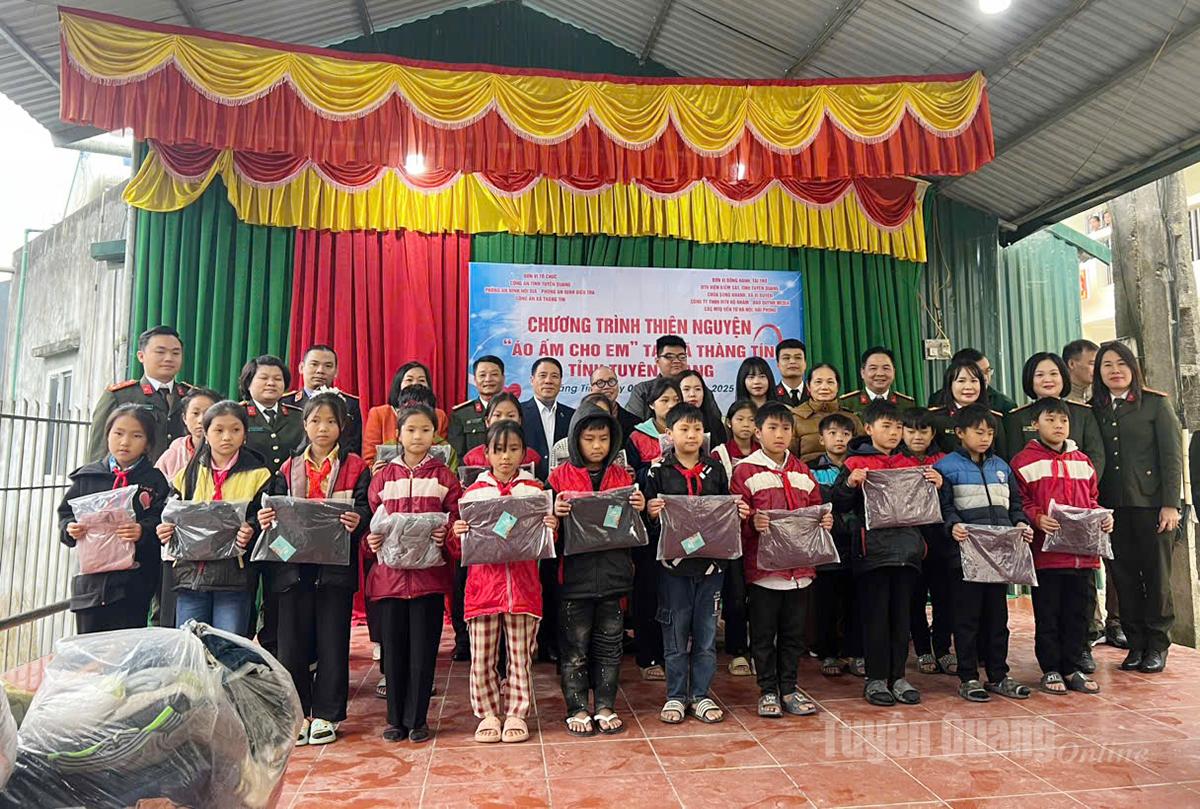 Volontärer ger gåvor till elever i skolor i Thanh Tin kommun.