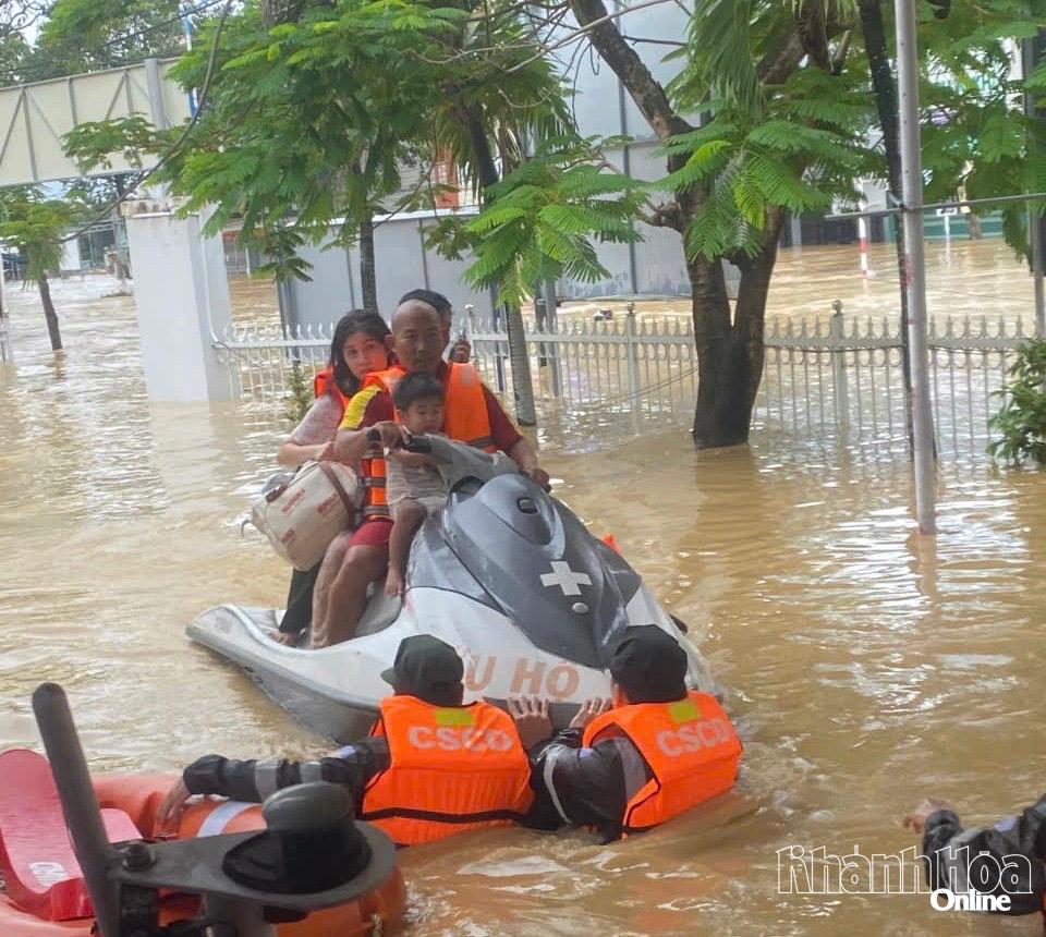 Mitglieder des Nha Trang Bay Management Board beteiligten sich an den Rettungsmaßnahmen während der Überschwemmungen im November.