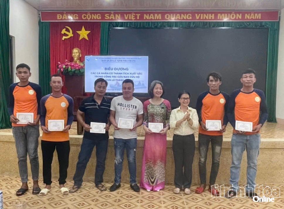 Einzelpersonen wurden vom Nha Trang Bay Management Board für ihre herausragenden Beiträge zur Hochwasserrettung im November ausgezeichnet.