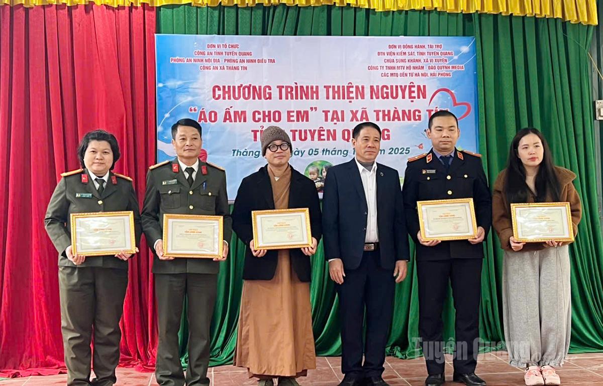 Ledare för Thanh Tin-kommunen delade ut gyllene hjärtan till organisationer och individer som gav gåvor i Thanh Tin-kommunen.