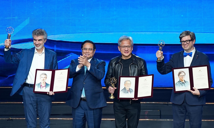 Премьер-министр Фам Минь Чинь вручает ученым премию VinFuture Prize 2024.