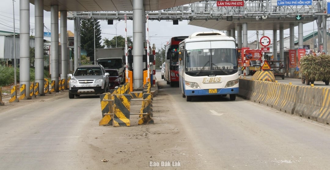 រថយន្តក្រុងរបស់ក្រុមហ៊ុន Quyet Thang Cooperative បានដឹកជញ្ជូនអ្នកដំណើរនៅពេលដែលពួកគេកំពុងដំណើរការនៅឡើយ។