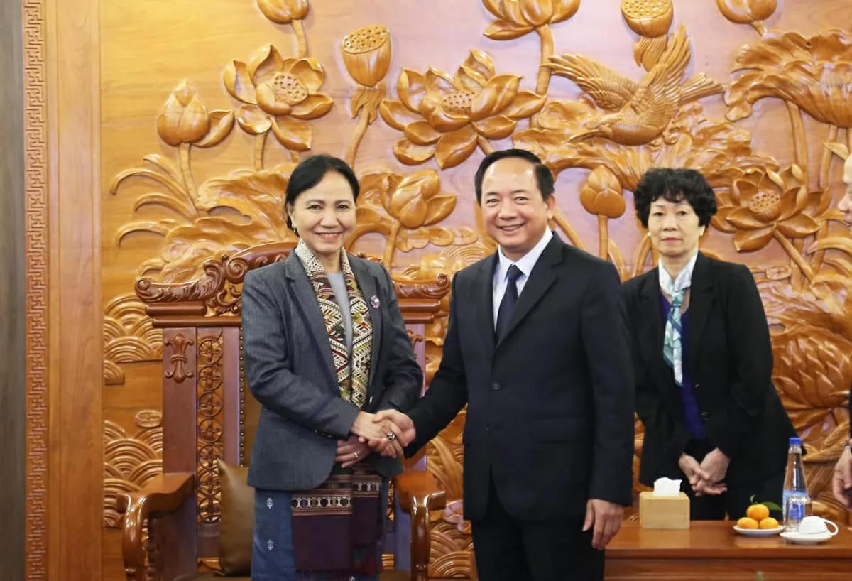 ຫົວໜ້າ​ຄະນະ​ໂຄສະນາ​ອົບຮົມ​ສູນ​ກາງ​ແນວ​ໂຮມ​ປະ​ເທດ​ຊາດ Trinh Van Quyet ​ແລະ ຮອງ​ປະທານ​ຄະນະ​ກຳມະການ​ສູນ​ກາງ​ແນວ​ລາວ​ສ້າງ​ຊາດ ອິນ​ລາວັນ ​ແກ້ວ​ບຸນ​ພັນ. ພາບ: ແທງລອງ