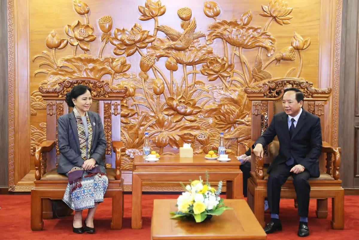 ຫົວໜ້າ​ຄະນະ​ໂຄສະນາ​ອົບຮົມ​ສູນ​ກາງ​ແນວ​ໂຮມ​ປະ​ເທດ​ຊາດ Trinh Van Quyet ​ເຈລະຈາ​ກັບ​ທ່ານ​ນາງ ອິນ​ລາວັນ ​ແກ້ວ​ບຸນ​ພັນ ຮອງ​ປະທານ​ຄະນະ​ປະຈຳ​ສູນ​ກາງ​ແນວ​ລາວ​ສ້າງ​ຊາດ. ພາບ: ແທງລອງ