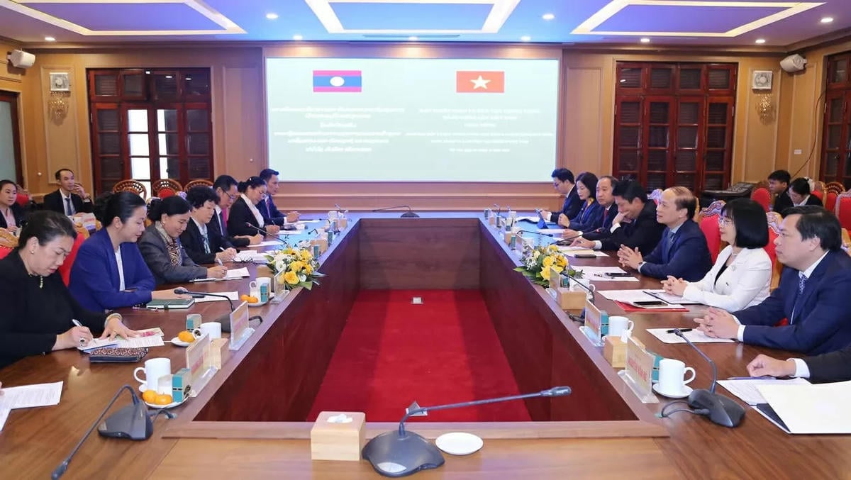 ສາກ​ການ​ເຮັດ​ວຽກ​ລະຫວ່າງ​ຄະນະ​ໂຄສະນາ​ອົບຮົມ​ສູນ​ກາງ​ພັກ ​ແລະ ຄະນະ​ຜູ້​ແທນ​ສູນ​ກາງ​ແນວ​ລາວ​ສ້າງ​ຊາດ. ພາບ: ແທງລອງ