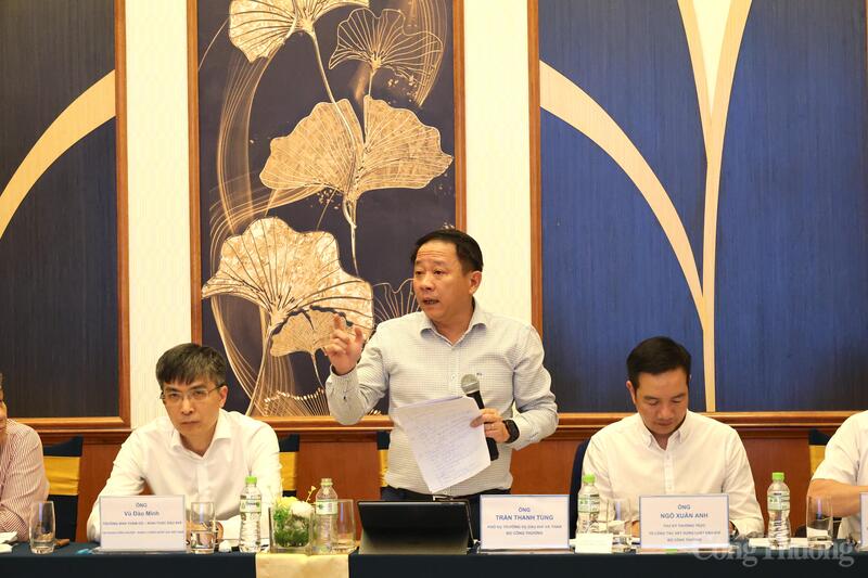 De heer Tran Thanh Tung, adjunct-directeur van het ministerie van Petroleum en Kolen (Ministerie van Industrie en Handel), sprak op de conferentie.