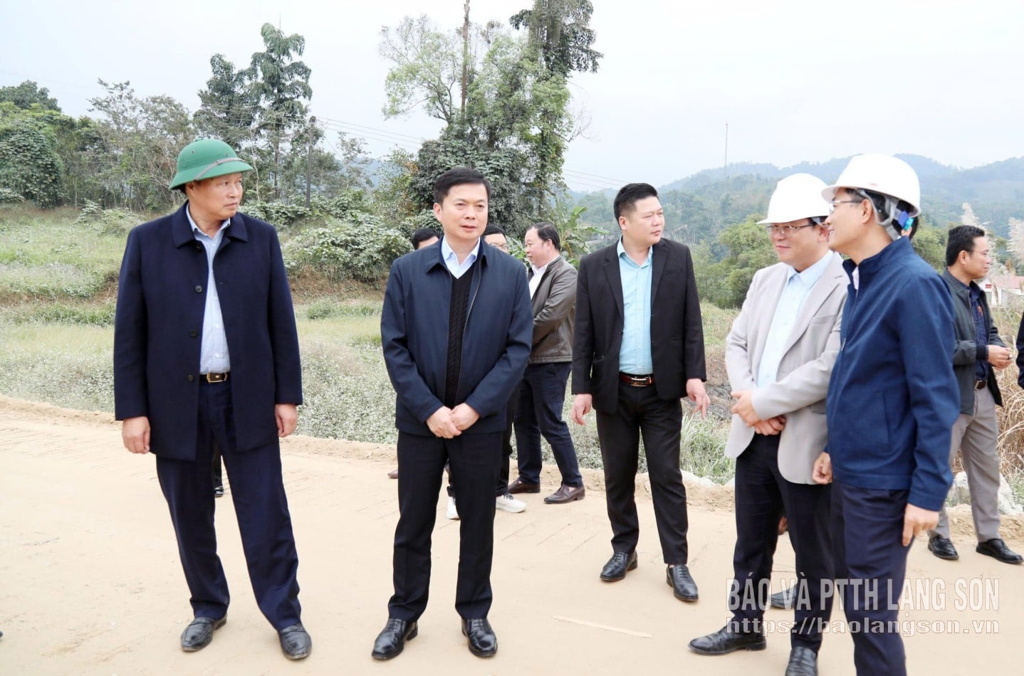 Les dirigeants des provinces de Lang Son et de Cao Bang et la délégation de travail ont inspecté le terrain sur le site du projet dans la commune de That Khe.