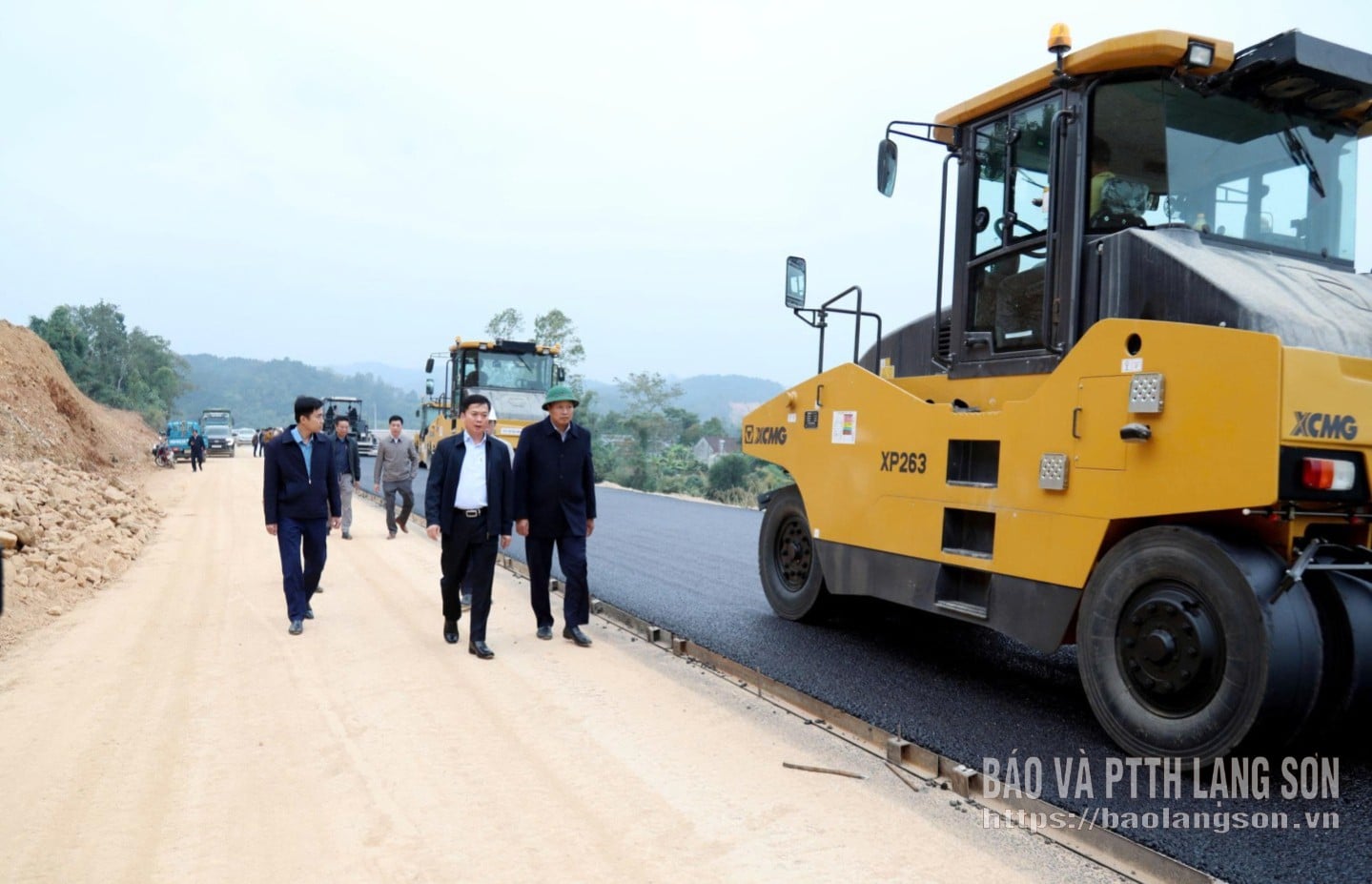 Les dirigeants des provinces de Lang Son et de Cao Bang et la délégation de travail ont inspecté le terrain au km 11 dans la commune de Na Sam.