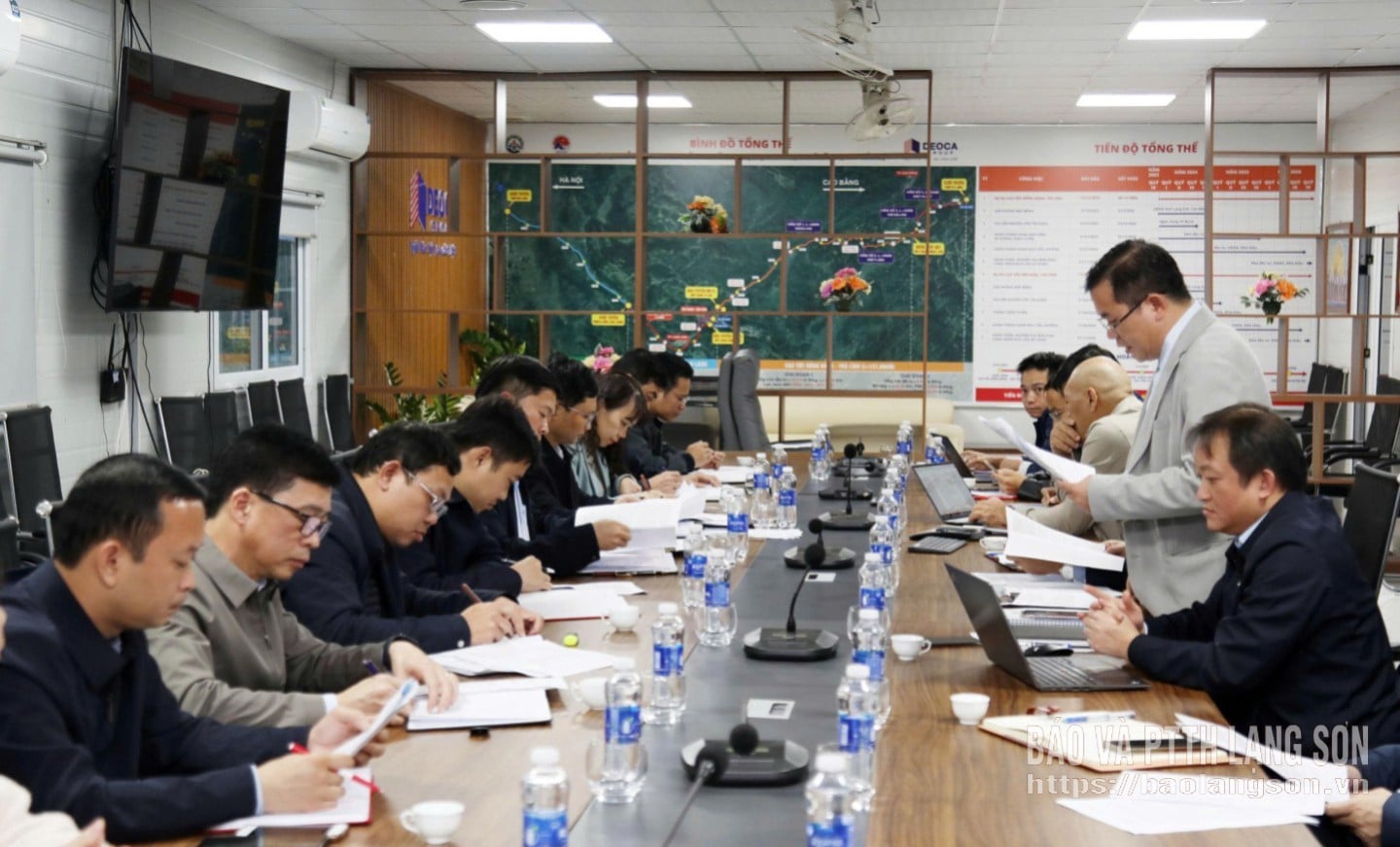 Un représentant du comité de gestion de projet pour l'investissement et la construction des infrastructures routières de la province de Cao Bang a fait rapport sur l'état d'avancement du projet.