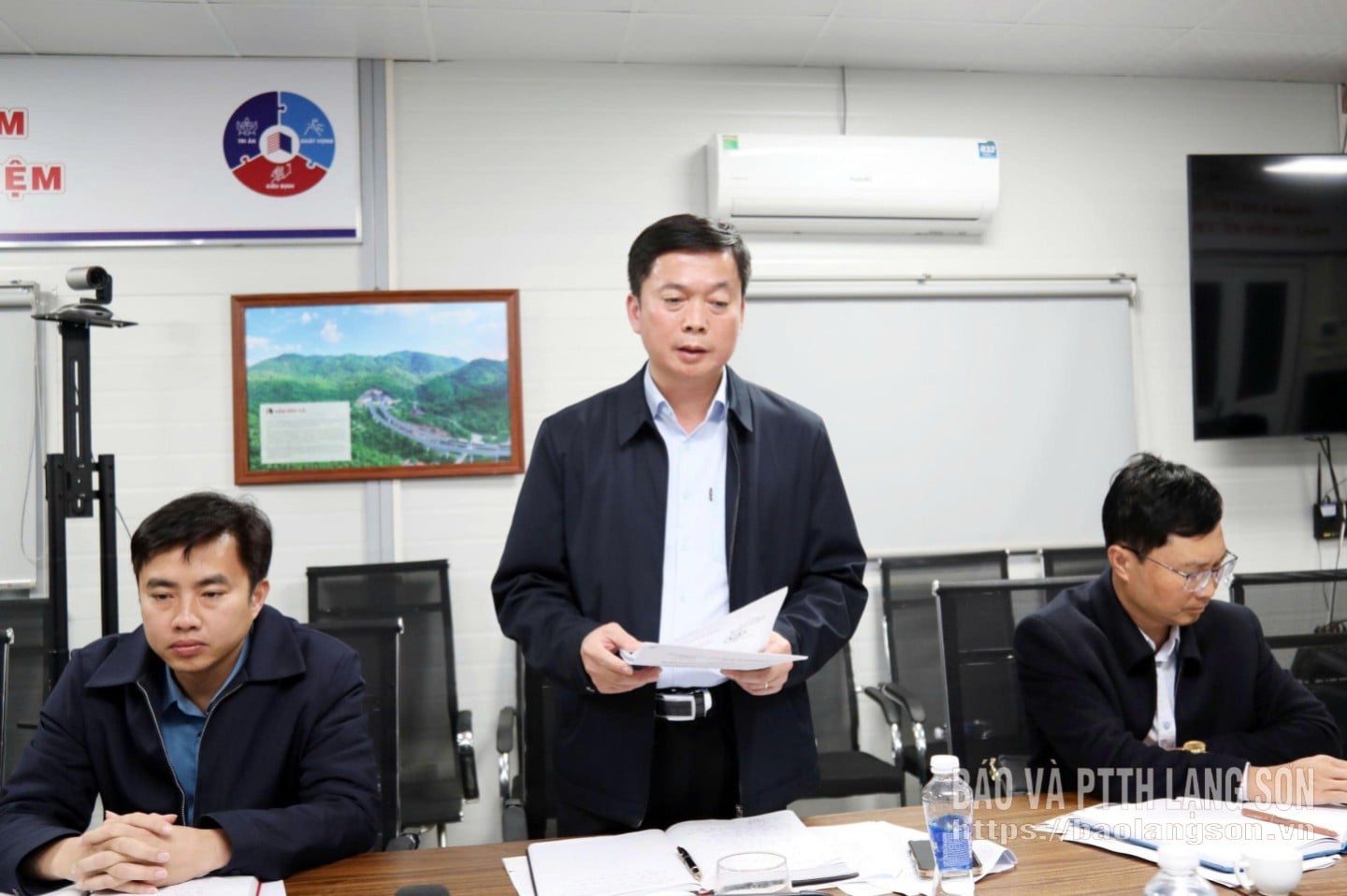 Le camarade Dinh Huu Hoc, membre du Comité permanent du Parti provincial et vice-président permanent du Comité populaire provincial de Lang Son, a pris la parole lors de l'inspection.