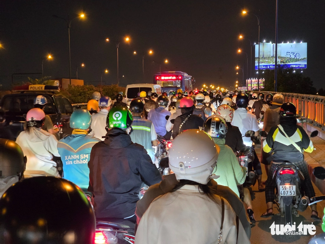 Nước cống tràn lên mặt đường Võ Nguyên Giáp vì triều cường, hàng ngàn xe máy 'bò' qua đoạn ngập - Ảnh 3.