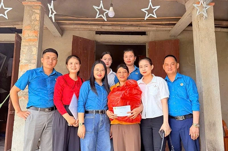 Sunjade Vietnam Shoes Company Limited ជាមួយចលនាត្រាប់តាម 