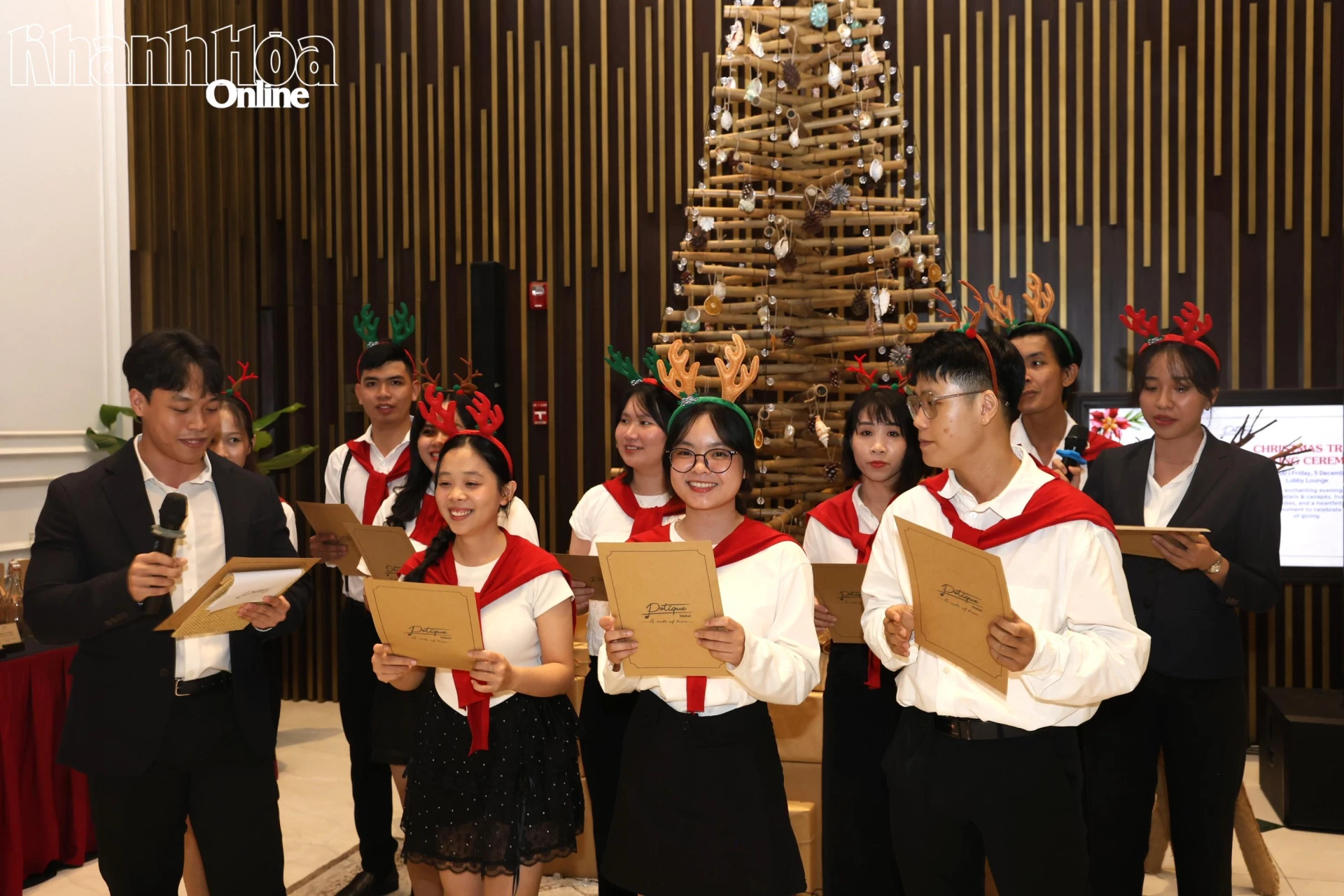 ក្រុមចម្រៀងសណ្ឋាគារ Potique Nha Trang ច្រៀងចម្រៀងបុណ្យណូអែល