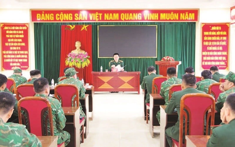 Vedoucí pohraniční stráže provincie Cao Bang důkladně pochopili a přidělili úkoly silám stanice Tra Linh. (Foto: VAN TUAN)