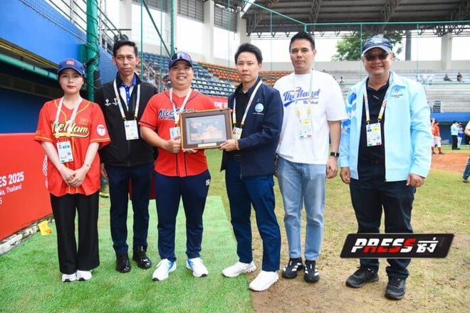 Thajský ministr se osobně omluvil vietnamským sportovcům, setká se s trenérem Kim Sang-sikem a jeho týmem ohledně incidentu s hymnou - Foto 1. Bộ trưởng Thái Lan đích thân xin lỗi VĐV Việt Nam, sẽ gặp thầy trò HLV Kim Sang-sik về vụ Quốc ca- Ảnh 1.