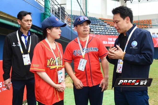 Thajský ministr se osobně omluvil vietnamským sportovcům, setká se s trenérem Kim Sang-sikem a jeho týmem ohledně incidentu s hymnou - Foto 3. Bộ trưởng Thái Lan đích thân xin lỗi VĐV Việt Nam, sẽ gặp thầy trò HLV Kim Sang-sik về vụ Quốc ca- Ảnh 3.