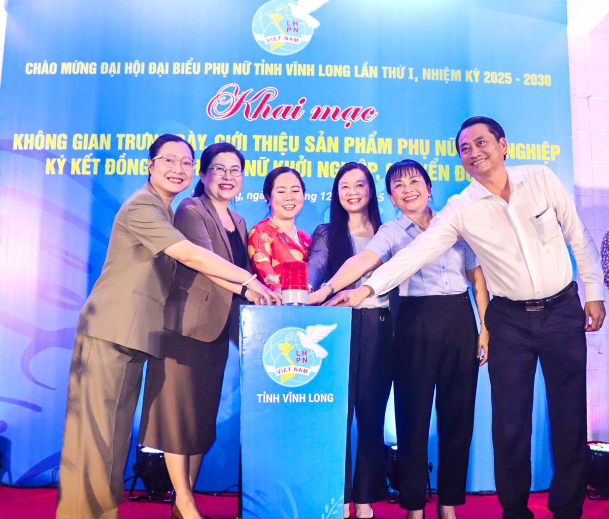 Para pemimpin provinsi menekan tombol untuk membuka ruang pameran guna memperkenalkan produk-produk rintisan perempuan.