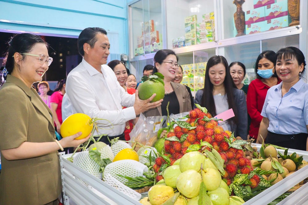 Para pemimpin provinsi mengunjungi produk yang dipamerkan.