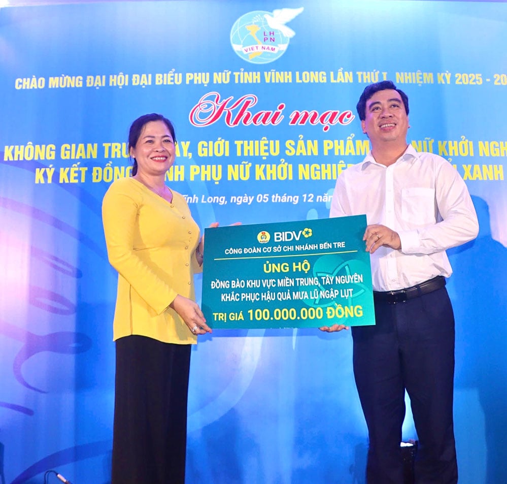 Serikat Pekerja Bank Umum Saham Gabungan untuk Investasi dan Pembangunan Vietnam, cabang Ben Tre, menyerahkan sertifikat simbolis dukungan sebesar 100 juta VND.