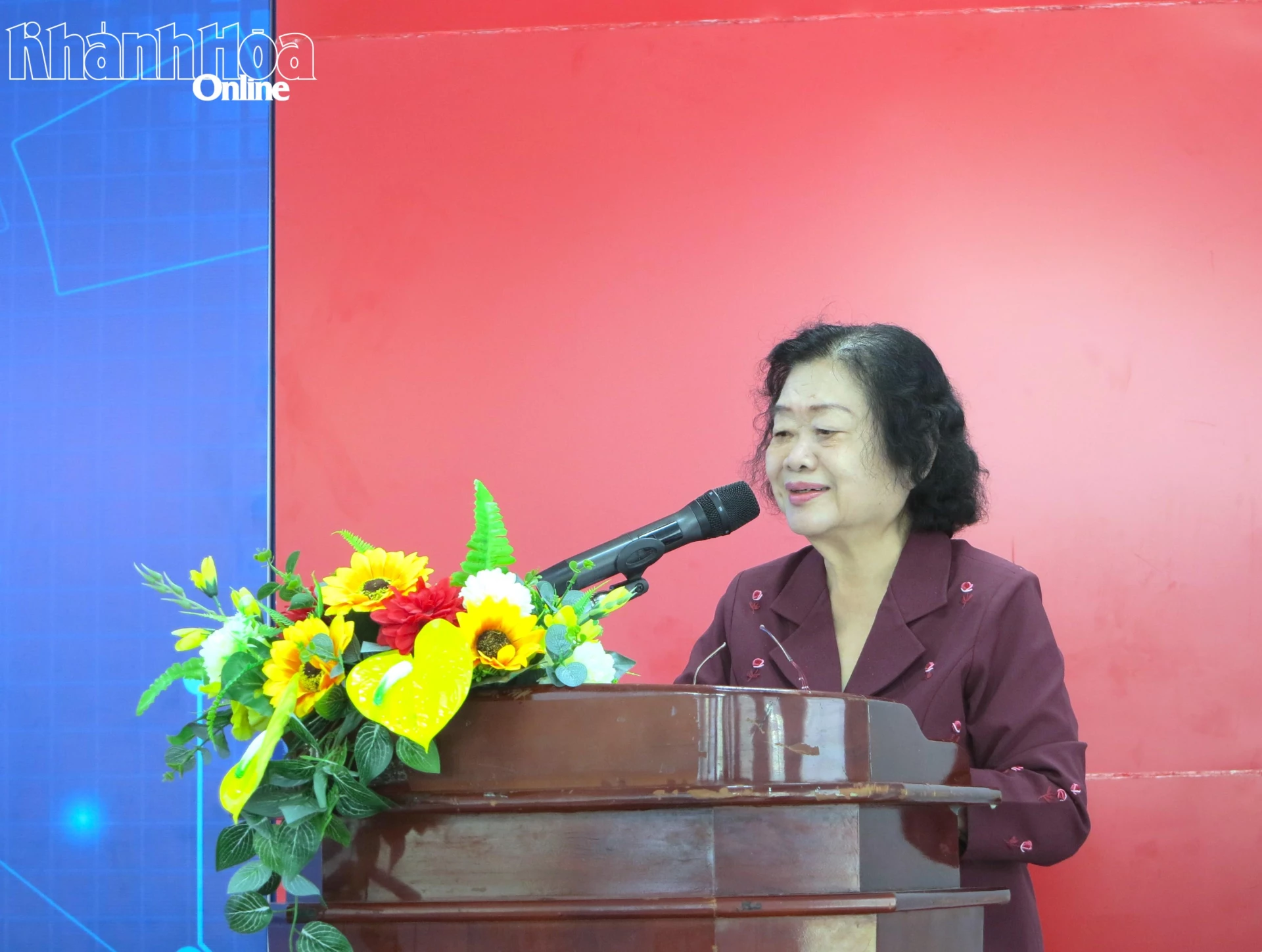 Bà Trương Mỹ Hoa phát biểu động viên các học sinh. 