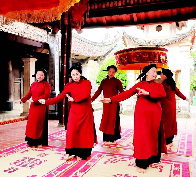 Artiesten zingen Xoan-liederen voor toeristen op toeristische locaties in de gemeenschap.