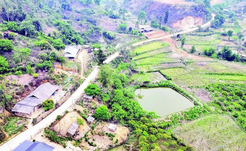 ​ເສັ້ນທາງ​ແຕ່​ໃຈກາງ​ຕາ​ແສງ​ລອງ​ເຟືອງ​ຫາ​ບ້ານ​ດິນ​ຈີ່​ໄດ້​ຮັບ​ການ​ກໍ່ສ້າງ​ທາງ​ຊີ​ມັງ, ຊ່ວຍ​ໃຫ້​ປະຊາຊົນ​ເດີນທາງ​ໄປ​ມາ​ໄດ້​ສະດວກ​ສະບາຍ​ທັງ 4 ລະດູ.