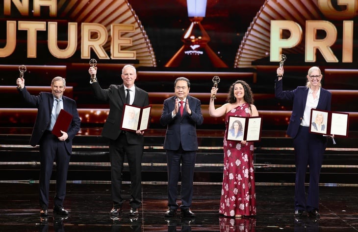 ນັກວິທະຍາສາດພັດທະນາວັກຊີນ HPV ໄດ້ຮັບລາງວັນ 3 ລ້ານໂດລາສະຫະລັດ VinFuture 2025 - ຮູບ 1. VinFuture - Ảnh 1.