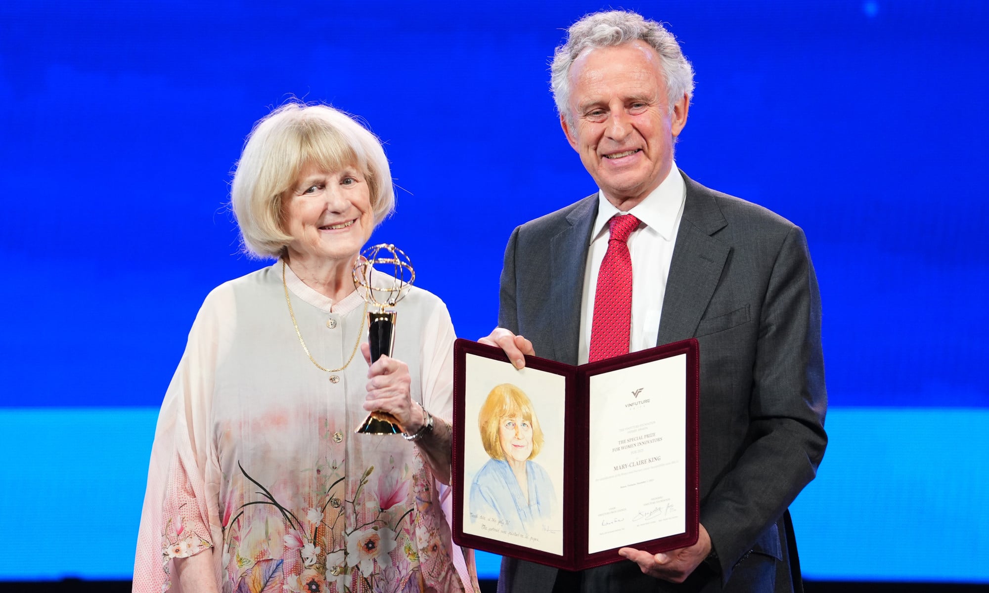 សាស្រ្តាចារ្យ Mary-Claire King ទទួលបានពានរង្វាន់ពីប្រធានក្រុមប្រឹក្សារង្វាន់។