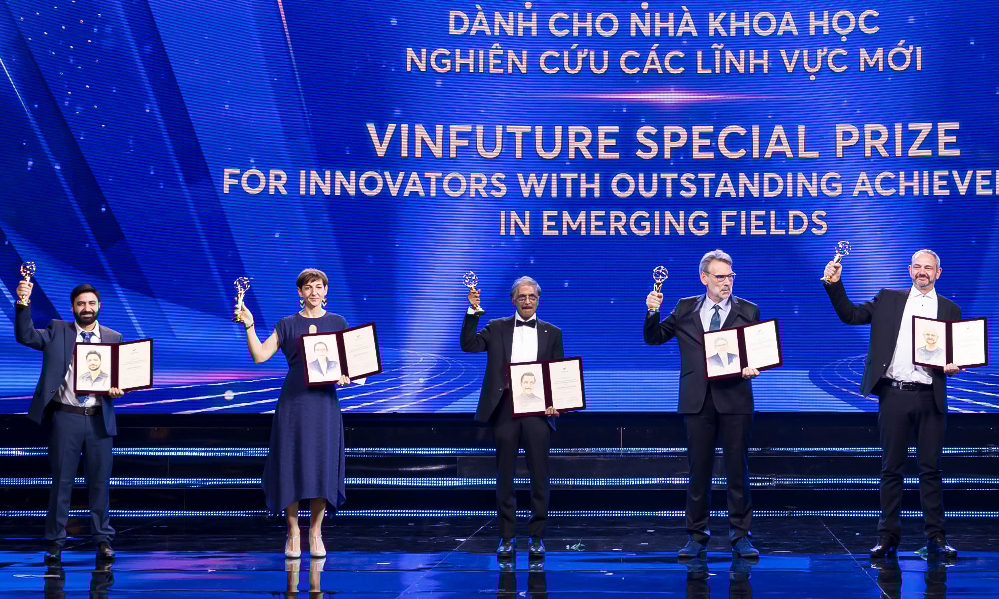 អ្នកវិទ្យាសាស្ត្រ 5 នាក់បានឈ្នះរង្វាន់ពិសេស VinFuture 2025 សម្រាប់អ្នកវិទ្យាសាស្ត្រដែលស្រាវជ្រាវលើវិស័យថ្មីៗ។