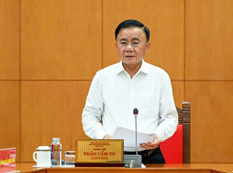 Đồng chí Trần Cẩm Tú, Ủy viên Bộ Chính trị, Thường trực Ban Bí thư ký ban hành Chỉ thị số 54-CT/TW. (Ảnh: DUY LINH) 