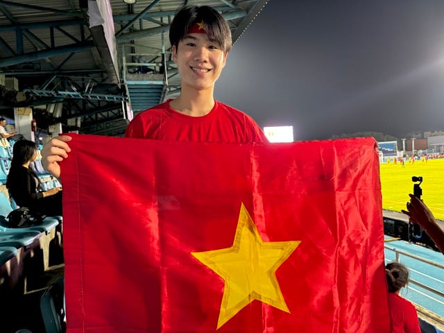 'Hot boy' hai dòng máu giỏi cả tiếng Việt và Thái: Hết mình vì đội tuyển nữ Việt Nam- Ảnh 1.