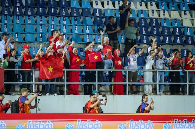 'Hot boy' hai dòng máu giỏi cả tiếng Việt và Thái: Hết mình vì đội tuyển nữ Việt Nam- Ảnh 3.