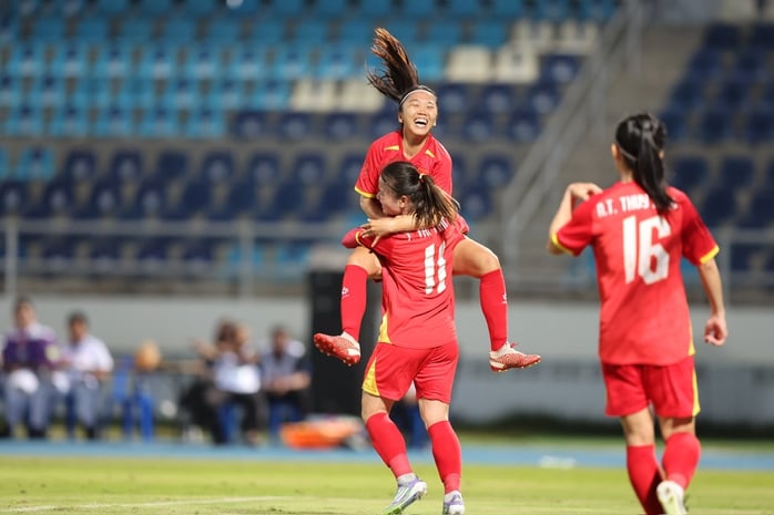 Mưa bàn thắng ngày ra quân - Ảnh 1.