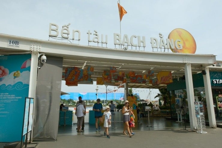 ہو چی منہ سٹی، کیو چی اور بن ڈوونگ کو جوڑنے والے سیاح ڈونگی پر دریائے سائگون کی سیر کر رہے ہیں۔