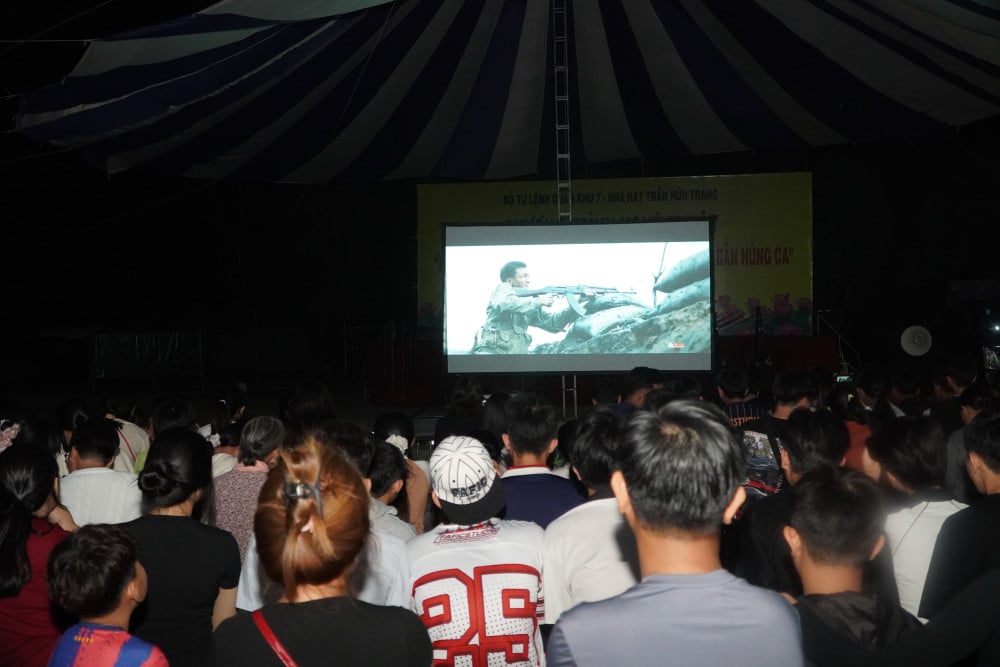 ការចាក់បញ្ចាំងភាពយន្តប្រពៃណីរបស់កងកម្លាំងប្រដាប់អាវុធយោធភូមិភាគទី៧ និងខ្សែភាពយន្តភ្លៀងក្រហម