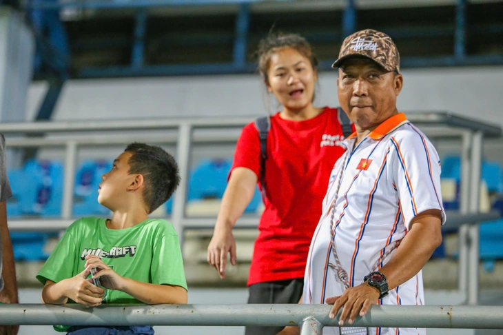 Tuyển nữ Việt Nam bất ngờ được cổ động viên Thái Lan 'tiếp lửa' - Ảnh 1.