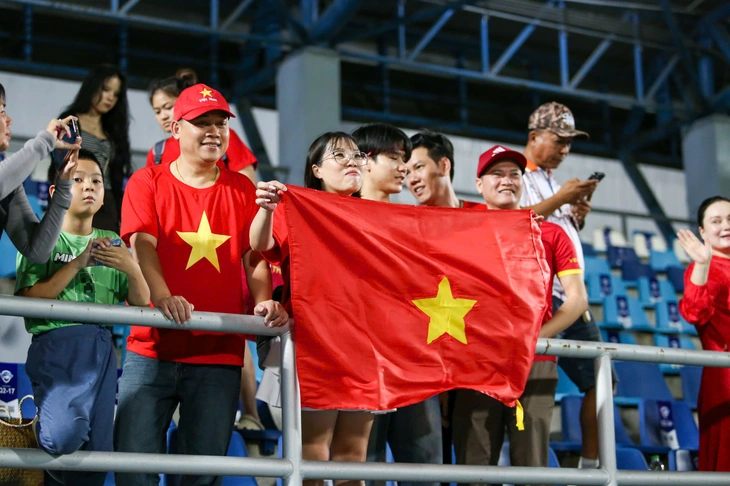 Tuyển nữ Việt Nam bất ngờ được cổ động viên Thái Lan 'tiếp lửa' - Ảnh 2.