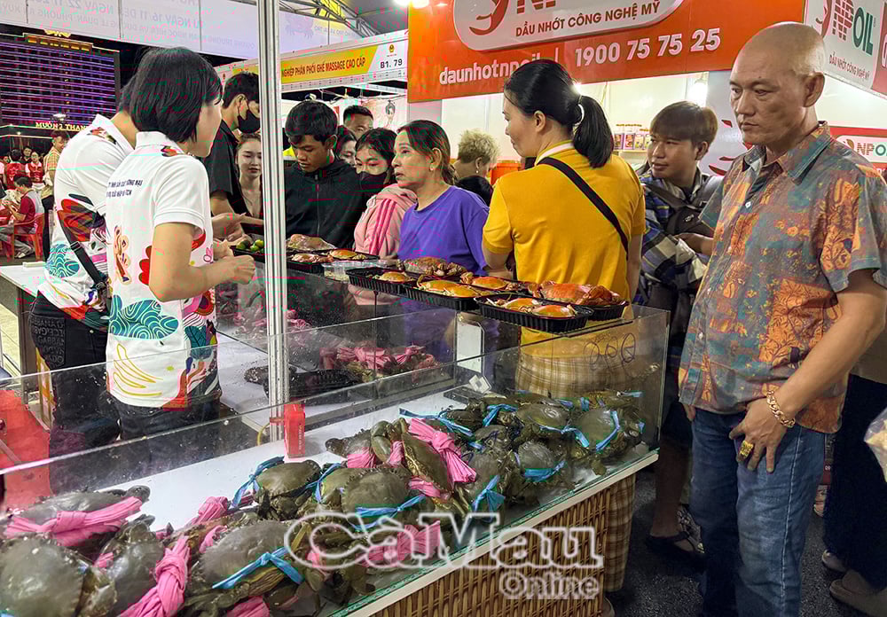 Turistler 2025 yılında 2. Ca Mau Yengeç Festivali'nde lezzetli yengeç yemekleri satın almayı tercih ediyor.