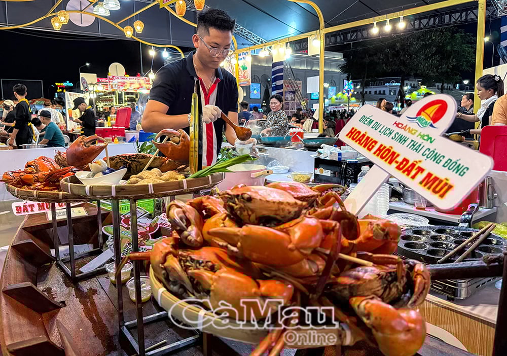 2025 yılında 2. Ca Mau Yengeç Festivali'nde Ca Mau yengecinden yapılan yemekler.